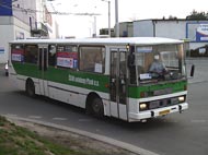 autobus na kruhovm objezdu u Tesca