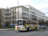 Olympia bus ped budovou II. polikliniky