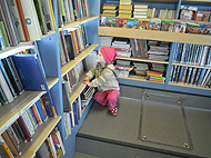 Interir pojzdn knihovny Crossway s knihami