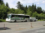 autobus na kruhovm objezdu u Tesca